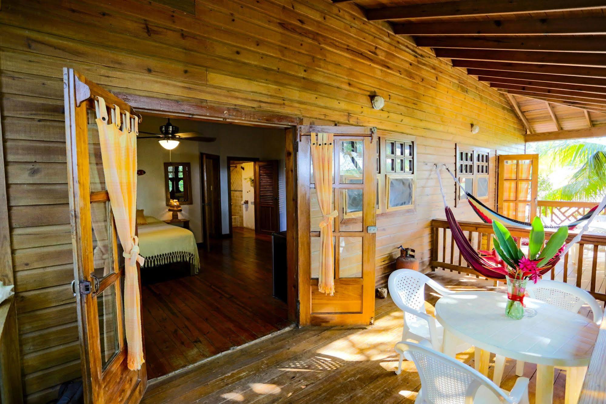 Posada Arco Iris, West End Exterior photo